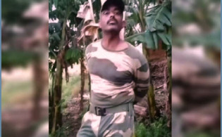 বিএসএফ সদস্যকে আটক করে কলাগাছে বাঁধল জনতা
