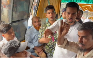 বাসে চড়েই যা করলেন উপদেষ্টা আসিফ, ভিডিও ভাইরাল