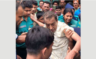 আ.লীগ নেতাকে গণধোলাই দিয়ে পুলিশে সোপর্দ