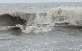 ঝড়ের শঙ্কা: জরুরি সতর্কবার্তা জারি