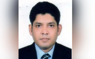 ঘনিষ্ঠ মুহূর্ত ফাঁস, হঠাৎ উধাও জেলা প্রশাসক