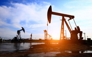 মাত্র এক ঘোষণাতেই তেলের বাজারে ধস