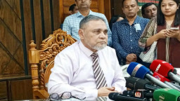 ‘জোর করে চেয়ারে বসিনি’— কীসের ইঙ্গিত দিলেন সিইসি