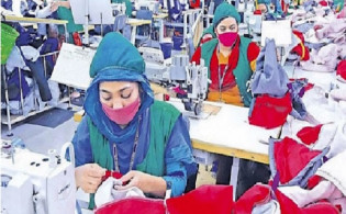 অর্থবছরের শেষ মাসে রপ্তানি আয়ে বড় ধাক্কা