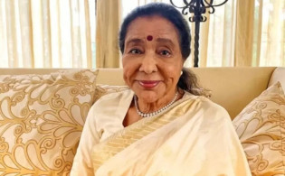 গায়িকা আশা ভোঁসলে নিয়ে গুজবে তোলপাড়