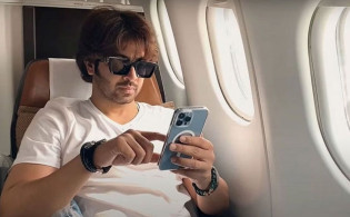 দেশ ছাড়লেন শাকিব খান