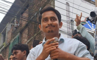 সারজিসকে দেখে হঠাৎ ‘দুলাভাই দুলাভাই’ স্লোগান