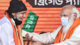 মিঠুন চক্রবর্তীর আচরণে কাঁধে হাত রাখলেন মোদি