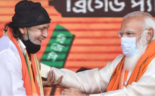 মিঠুন চক্রবর্তীর আচরণে কাঁধে হাত রাখলেন মোদি