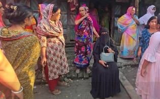 অনশনে বসে দৃপ্ত ঘোষণা তরুণীর