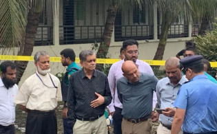 দীর্ঘ ৫ ঘণ্টা অবরুদ্ধ থাকার পর মুক্ত হলেন দুই উপদেষ্টা