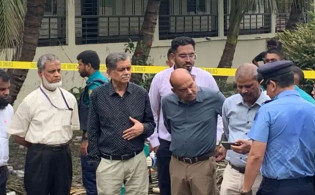 শিক্ষার্থীদের রোষের মুখে পড়লেন দুই উপদেষ্টা