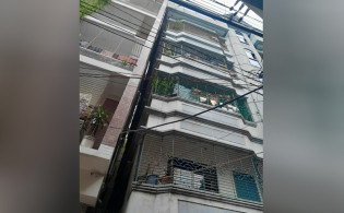 রাজধানীতে হেলে পড়ল ৬তলা ভবন
