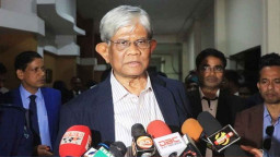 সাংবাদিকদের প্রশ্নে অস্বস্তিতে অর্থ উপদেষ্টা