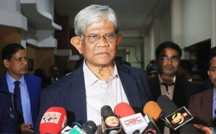 সাংবাদিকদের প্রশ্নে অস্বস্তিতে অর্থ উপদেষ্টা