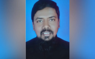 নৌকা থেকে লাফ দিয়ে পালালেন আ.লীগ নেতা
