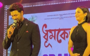 শুভশ্রীকে পাশে নিয়ে আবেগঘন দেব