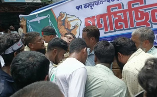 হঠাৎ মঞ্চে লুটিয়ে পড়লেন জামায়াত নেতা