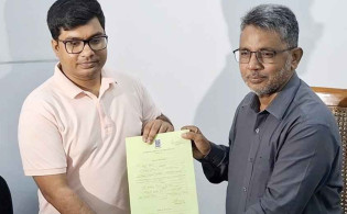 সবার আগের মনোনয়ন জমা দিলেন সাবেক ছাত্রলীগ নেতা