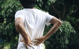চিকিৎসা ছাড়াই কোমর ব্যথা কমাবেন যেভাবে
