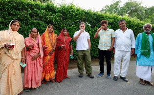 ‘মৃত ভোটারদের’ সঙ্গে চা পান করলেন রাহুল গান্ধী