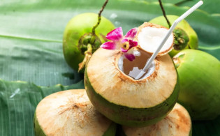 ৬ ধরনের মানুষের জন্য ডাবের পানি খাওয়া উচিত নয়