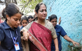ভারতে বাসভবনে ঢুকে মন্ত্রীকে চড়!