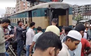 ঢাকায় ট্রেনের বগি লাইনচ্যুত