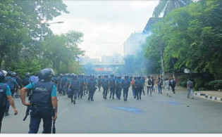 ‘লংমার্চ টু ঢাকা’: শিক্ষার্থীদের সঙ্গে পুলিশের সংঘর্ষ
