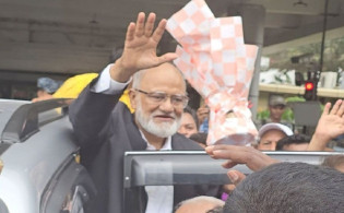 লন্ডন থেকে দেশে ফিরেছেন খন্দকার মোশাররফ