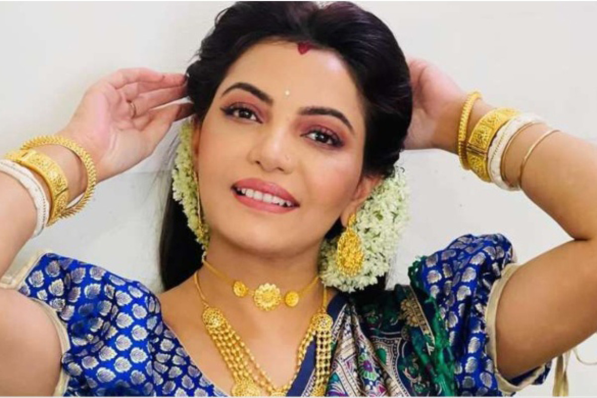 টিভি দেখতে বসে শরীর অবশ হয়ে আসে অভিনেত্রীর