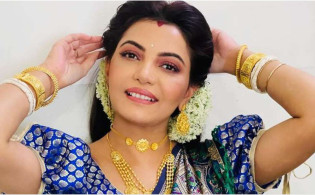 টিভি দেখতে বসে শরীর অবশ হয়ে আসে অভিনেত্রীর