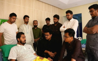 সাবেক ভিপি নুরকে দেখতে হাসপাতালে ভিপি সাদিক