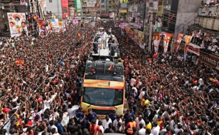 থালাপতি বিজয়ের জনসভায় মৃত্যুপুরী!