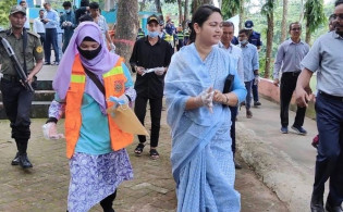 নিজেরাই ময়লা ফেলে তা পরিষ্কার করার ভিডিও নিয়ে যা বললেন ডিসি