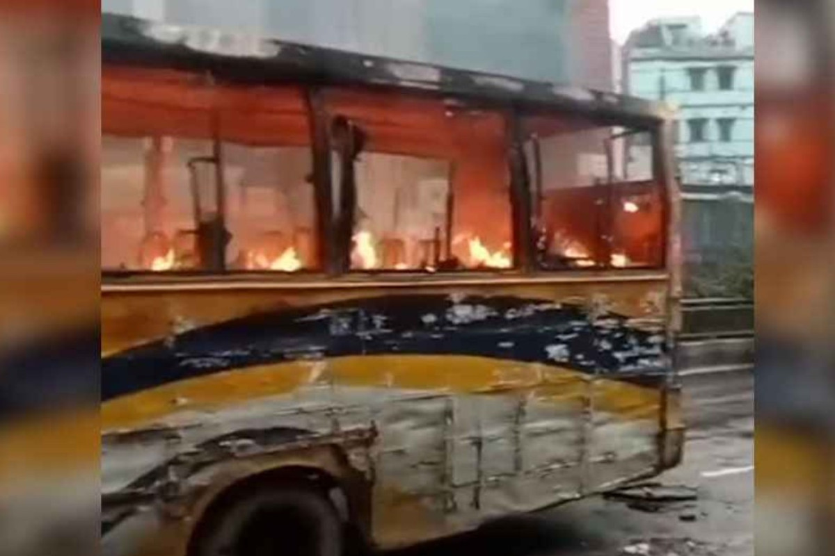 রাজধানীর রাস্তায় হঠাৎ হামলা, বাসে আগুন