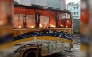 রাজধানীর রাস্তায় হঠাৎ হামলা, বাসে আগুন