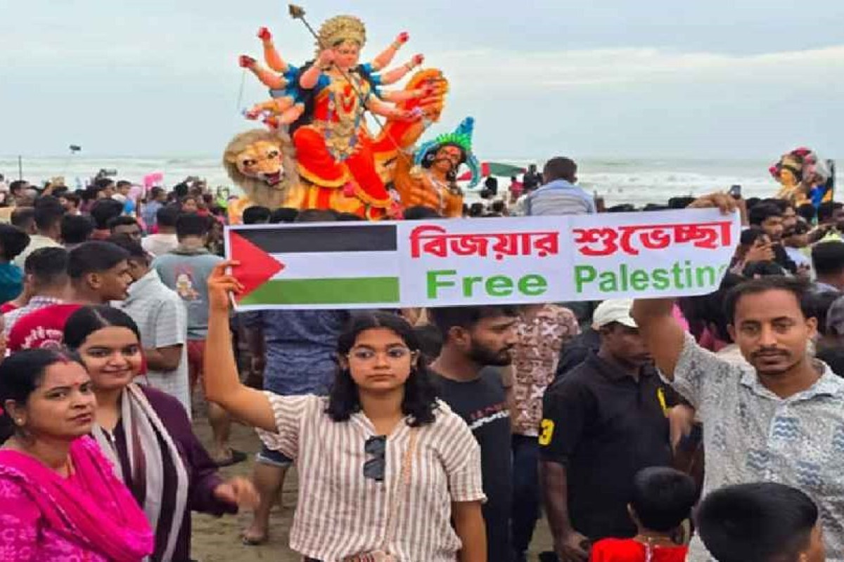 দুর্গা বিসর্জনে ‘ফ্রি প্যালেস্টাইন’—কক্সবাজারে আবেগঘন মুহূর্ত