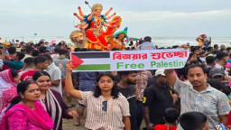 দুর্গা বিসর্জনে ‘ফ্রি প্যালেস্টাইন’—কক্সবাজারে আবেগঘন মুহূর্ত