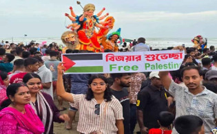 দুর্গা বিসর্জনে ‘ফ্রি প্যালেস্টাইন’—কক্সবাজারে আবেগঘন মুহূর্ত