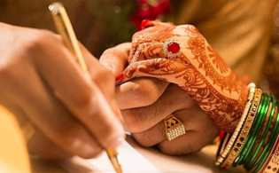 দুদিন অনশনের পর তরুণের সঙ্গে বিয়ে সেই নারীর