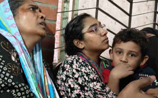 এক ছেলেকে কোলে নিয়ে বারবার মূর্ছা যাচ্ছিলেন স্ত্রী