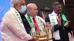 বিদ্যুৎ ও জ্বালানি উপদেষ্টাকে নৌকা উপহার!