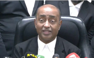 পদে থেকেই ভোটে নামার সিদ্ধান্তে বিতর্কে অ্যাটর্নি জেনারেল