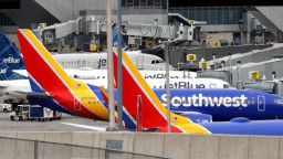 যুক্তরাষ্ট্রে একদিনে শত শত ফ্লাইট বাতিল, জানুন আসল কারণ