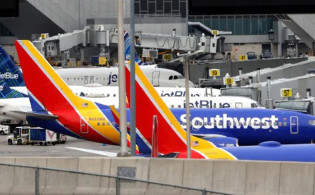 যুক্তরাষ্ট্রে একদিনে শত শত ফ্লাইট বাতিল, জানুন আসল কারণ