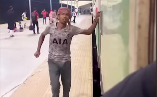 কুলির টাকা মেরে পালালেন যাত্রী; ঘটনার পেছনের ঘটনা