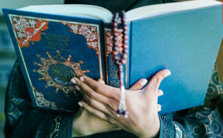 কোরআন তেলাওয়াত চালিয়ে রেখে অন্য কাজ করা: ইসলামি দৃষ্টিকোণ