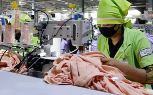 রপ্তানি আয় তলানিতে, ধসে পড়ছে পোশাক খাতের ভাগ্য