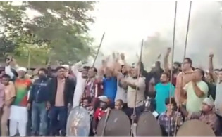 মহাসড়কে আ.লীগের অস্ত্র নিয়ে মহড়া, যানবাহন চলাচল বন্ধ